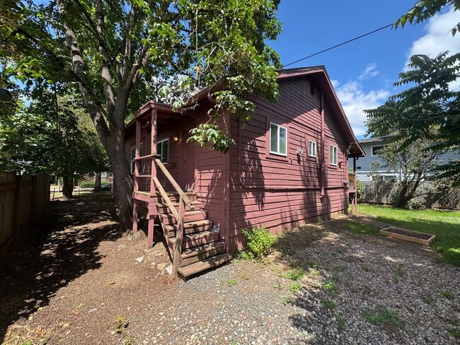 Building Photo - Studio Duplex in Downtown Eugene