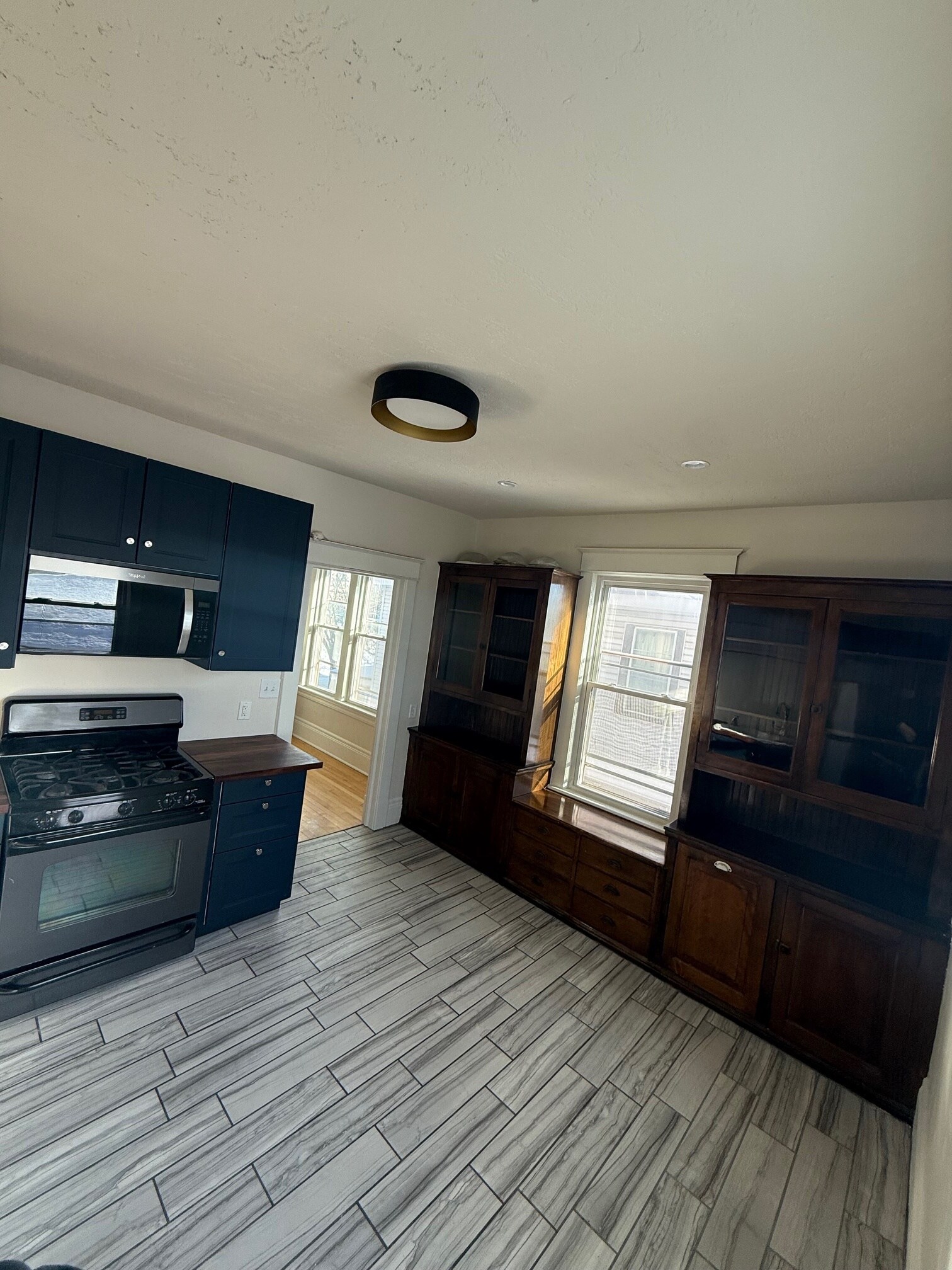 Building Photo - 664 Aurora Ave