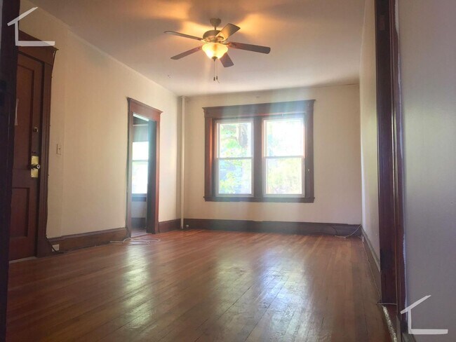 Building Photo - No Brokers Fee, No Security Deposit, heat,...