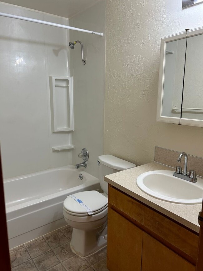 Building Photo - (906) Pioneer Street - 1 Bedroom / 1 Bathroom