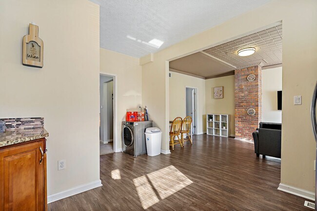 Building Photo - 1129 Brabec St