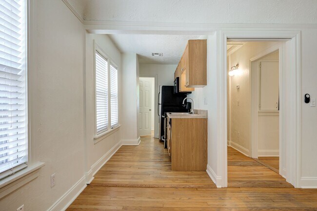 Building Photo - NE 14th St Quadplex