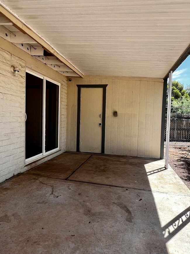 Building Photo - 8024 E Victoria Dr