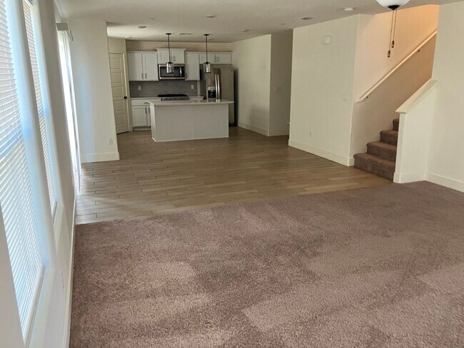 Building Photo - 5 bedroom 3 1/2 bath house in gated commun...