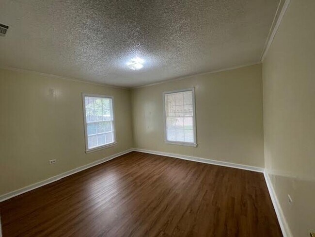 Building Photo - 2005 N 39th A St