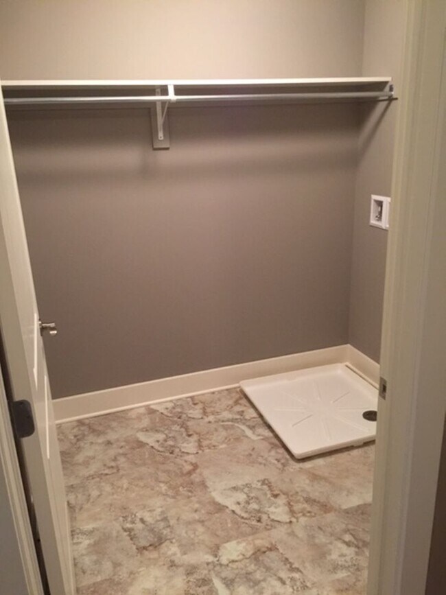 Building Photo - Maintenance free 3 bedroom 2.5 bath home in Stow