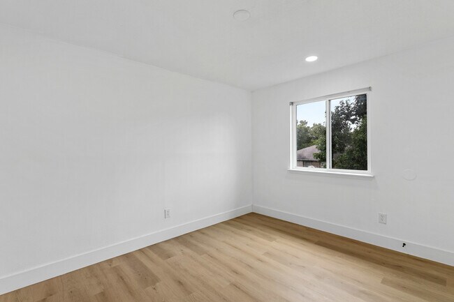 Building Photo - 12223 Kingslake Forest Dr