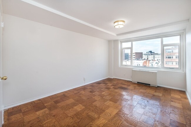 Building Photo - Spacious, Bright 1 Bed 1 Bath condo in prime location and close to Metro