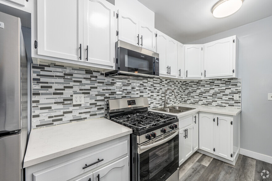 3BR, 2BA - 900SF - Kitchen - 1032-1036 S Normandie Ave