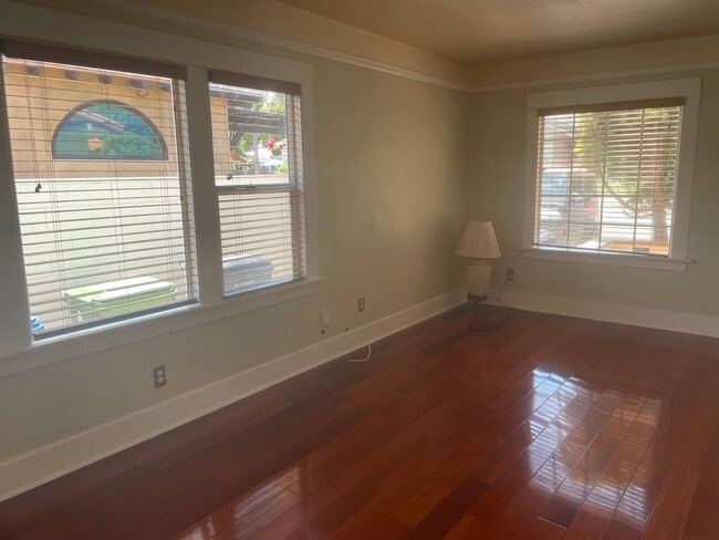 Building Photo - Bright  3bed/2bath single family home with...