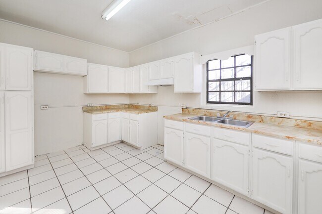 Building Photo - 311 Matamoros St