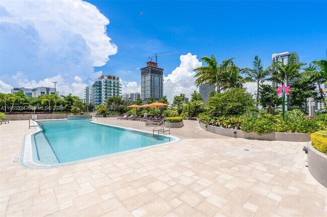 Building Photo - 700 NE 24th St