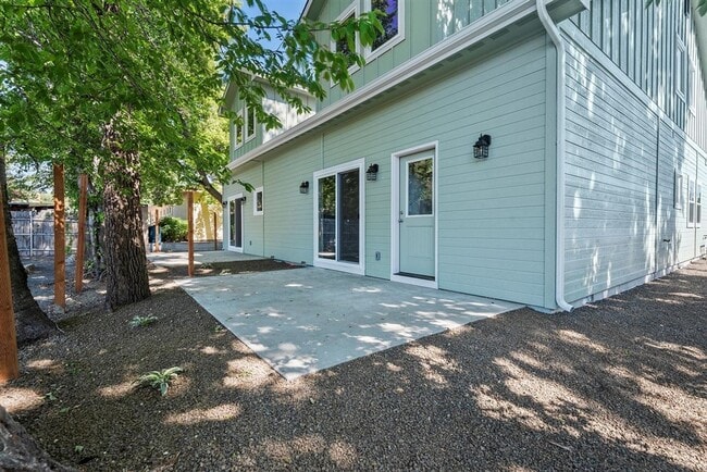 Building Photo - ? MOVE IN SPECIAL! ? $99.00 1st month rent...