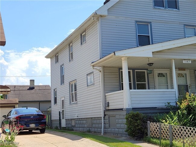 Building Photo - 10118 Russell Ave