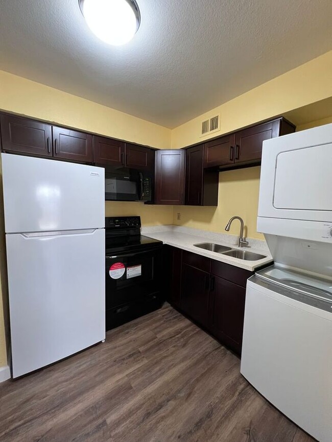 Building Photo - Freshly remodeled 2-bedroom, 1-bath unit!