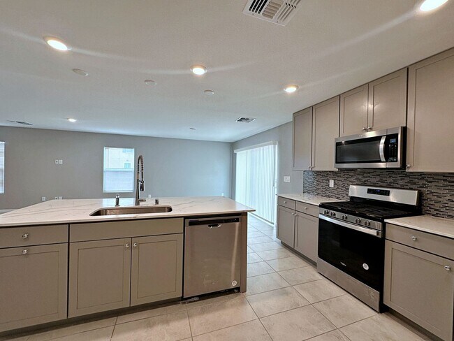 Building Photo - 4 BEDROOM + LOFT HOME IN GATED COMMUNITY