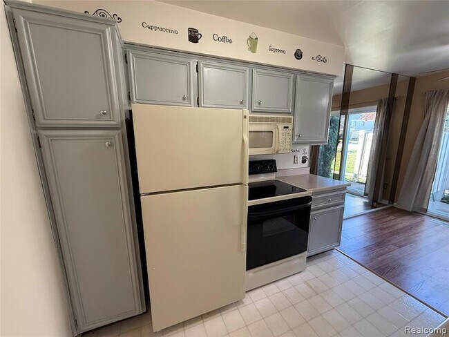 Building Photo - 15894 Cambridge Dr