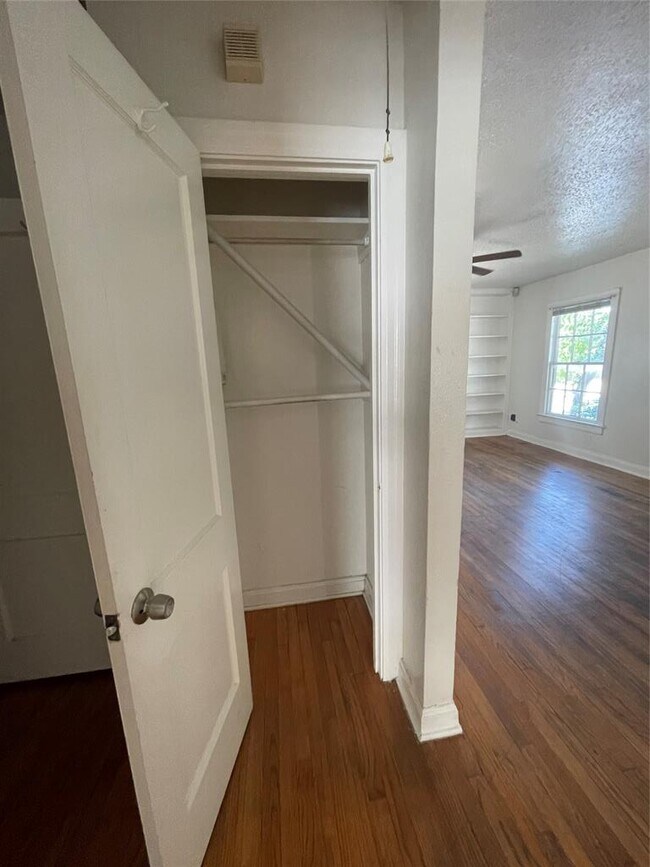 Building Photo - 819 E 31st St