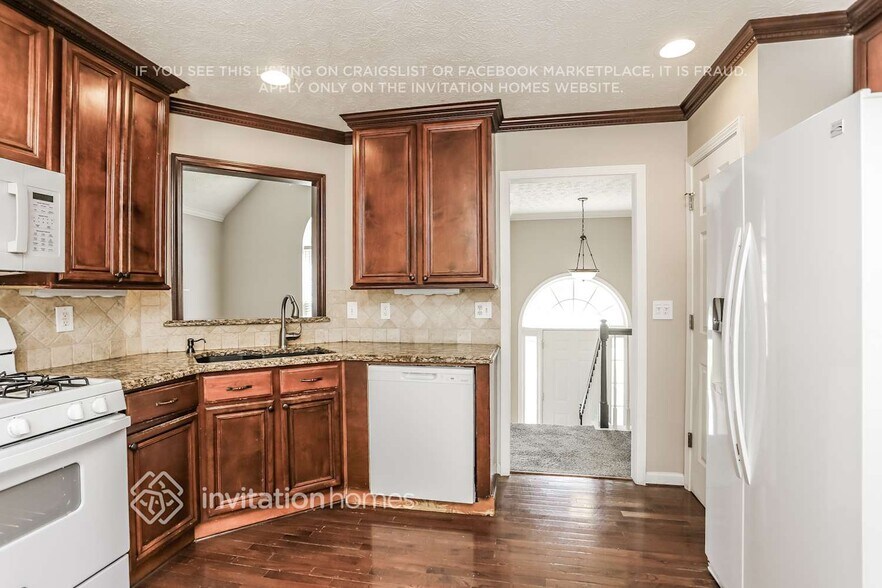 Building Photo - 3020 Maple Dr NW