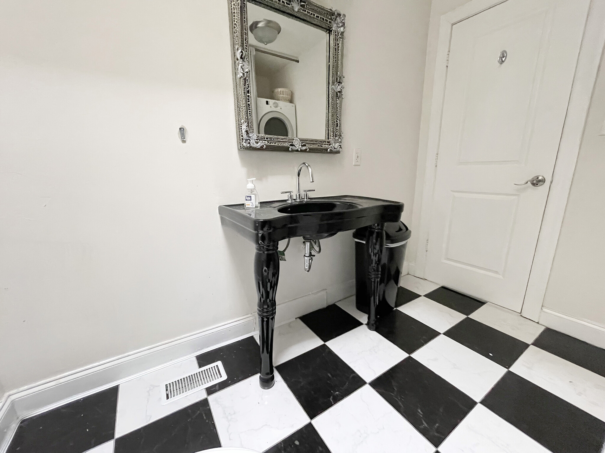 Bathrooom - 2242 Linden Ave