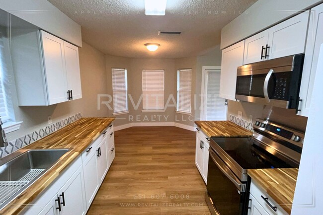 Building Photo - Stunning Semmes Home