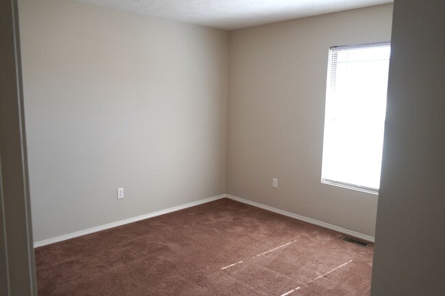 Building Photo - 3 Bedroom 2 bathroom home