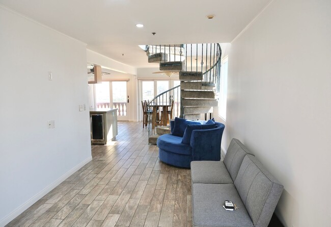 Building Photo - 1605-1612 E Seal Way
