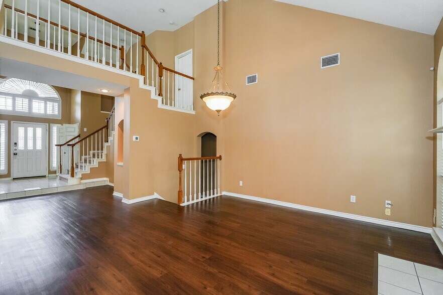 Building Photo - 2680 Hillside Dr