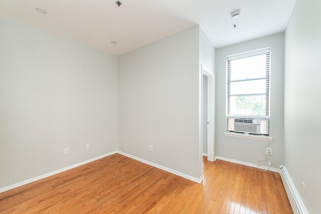 Building Photo - 813 Park Ave