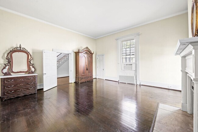 Building Photo - Charming 4BE/3BA Home in Historic Downtown...