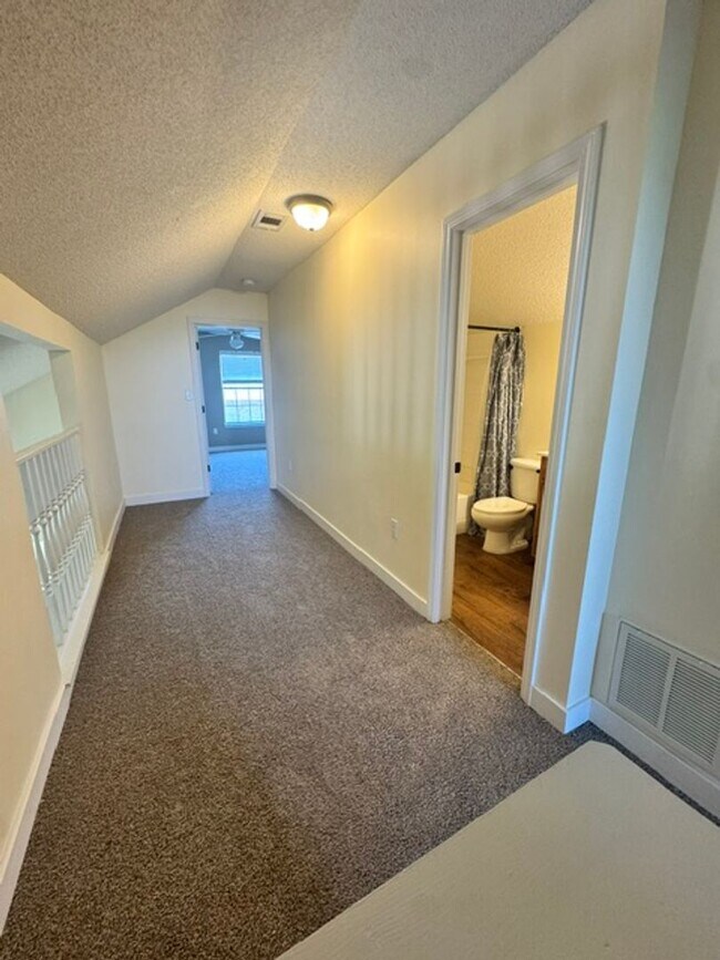 Building Photo - Spacious 4 Bedroom in South Crestview!