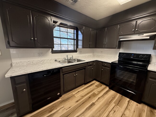 Building Photo - 2204 Post Oak Dr