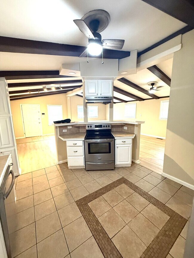 Building Photo - ** 3 Bed 2 Bath located off Perry Hill rd ...