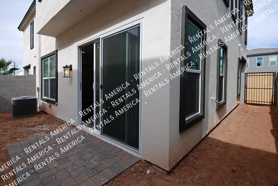Building Photo - 3725 E Catalina Dr