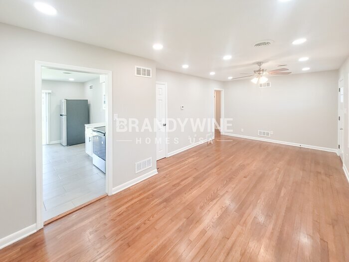 Building Photo - 1822 Dearing Rd