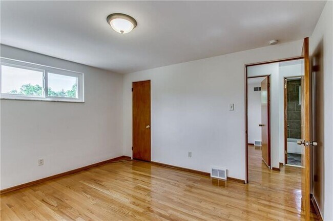 Building Photo - Beautiful 3 Bed / 1.5 Bath with Garage and Large Yard - Available May!!