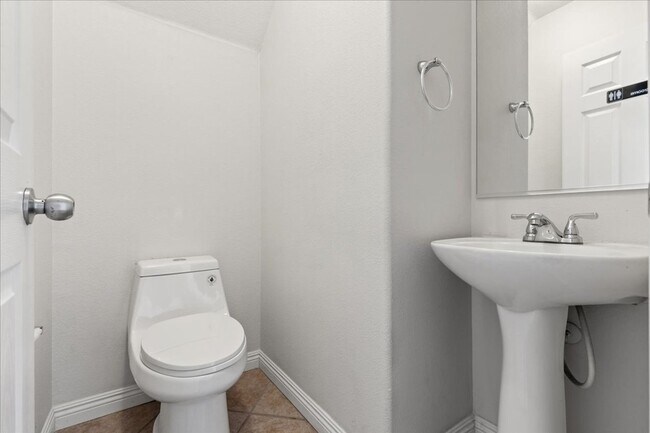 Building Photo - 4bd Single Family Home with Large Backyard, Balcony, and No Carpet