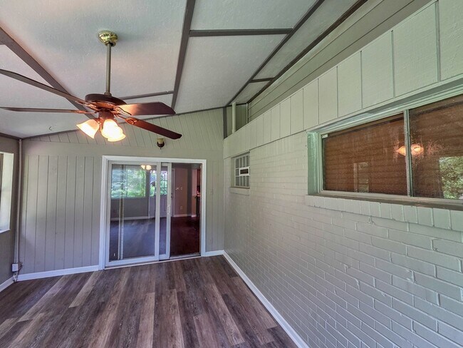 Building Photo - 151 Mahoning Dr