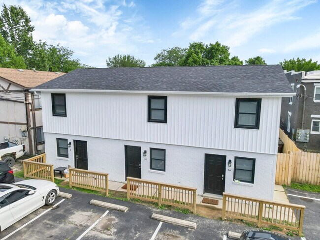 Building Photo - 380 Forest St