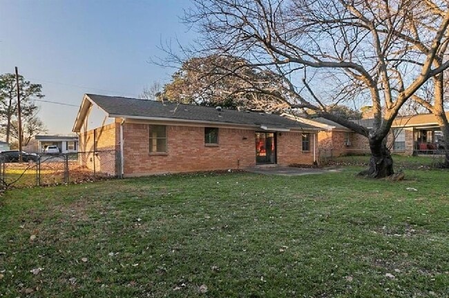 Building Photo - 913 Henslee Dr