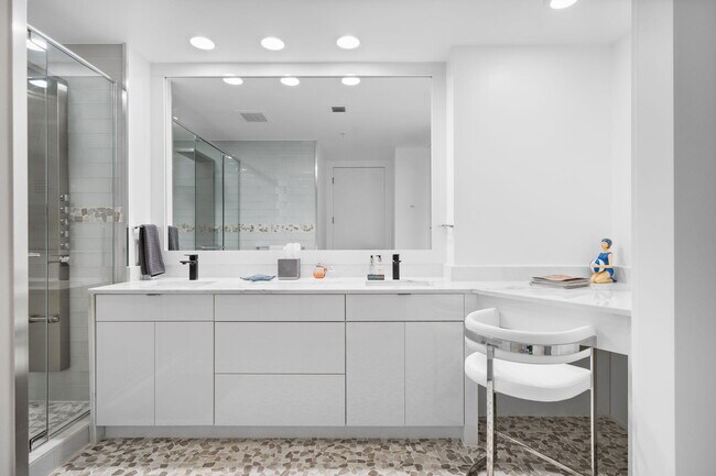 Building Photo - 347 N New River Dr E