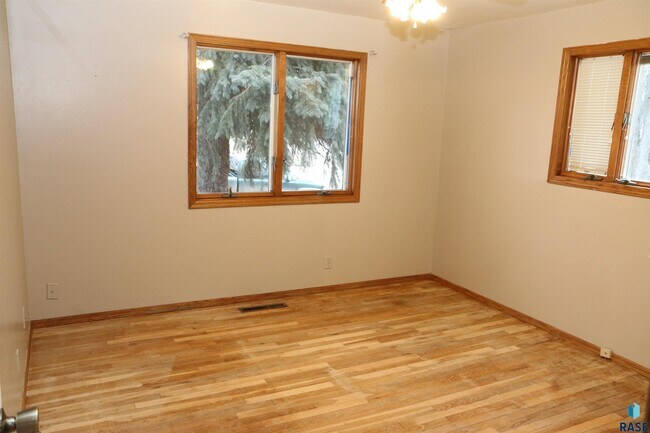 Building Photo - 925 S Harrington Ave