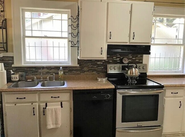 Building Photo - 3 bedroom 2 bath beautiful home with tons of character!