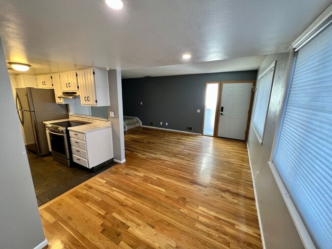 Building Photo - TWO STORY TOWNHOME, NEW FLOORING/CARPET, TWO TONE PAINT, STAINLESS APPLIANCES, WASHER/DRYER, CORN...