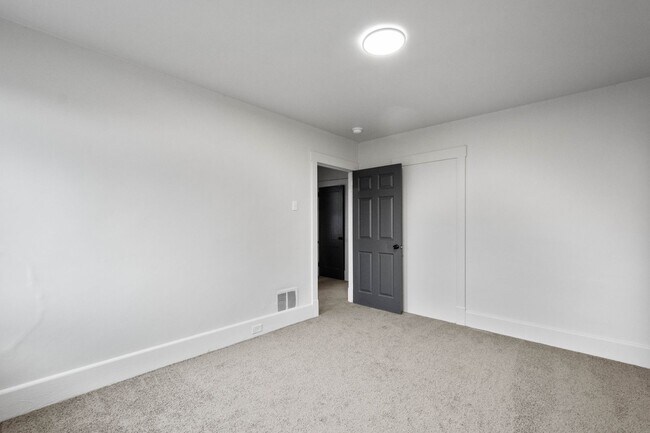 Building Photo - Stunning 4 Bedroom home in Carrick available May 15!