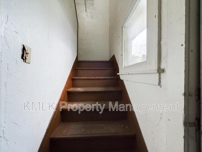 Building Photo - 539 Gage St