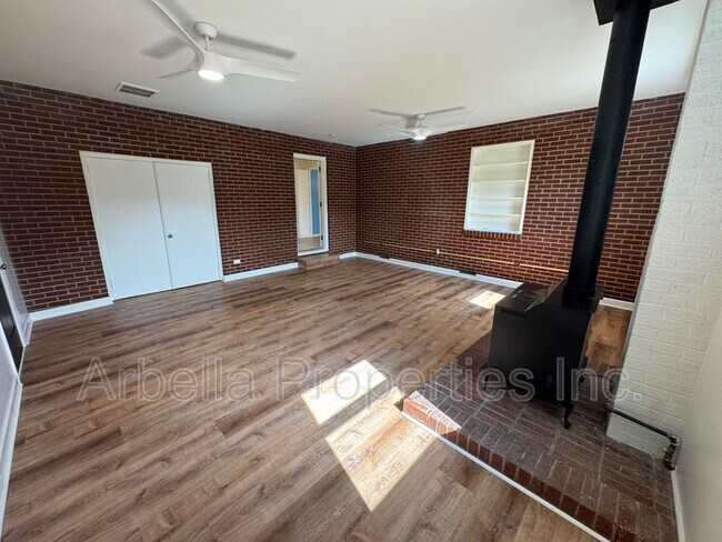Building Photo - 1713 Seward Dr