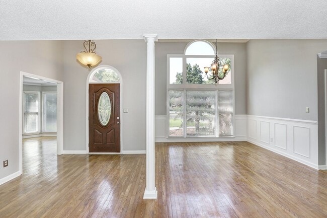 Building Photo - 3/2 With Sun-Room and Large Backyard!