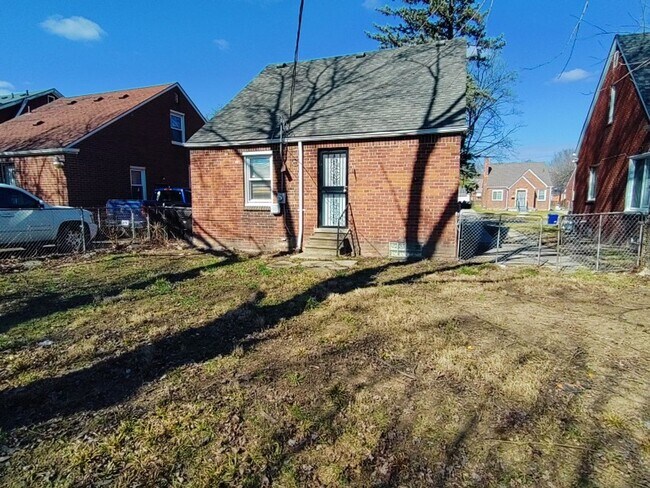 Building Photo - 3 bedroom 1 bath bungalow now available! -...