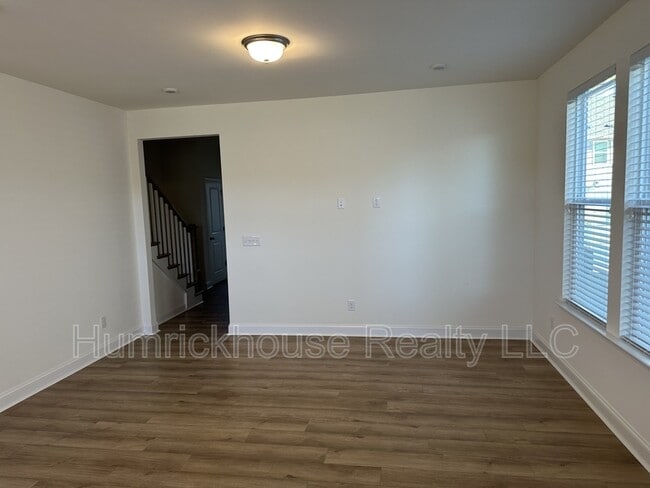 Building Photo - 1027 S Point Rd